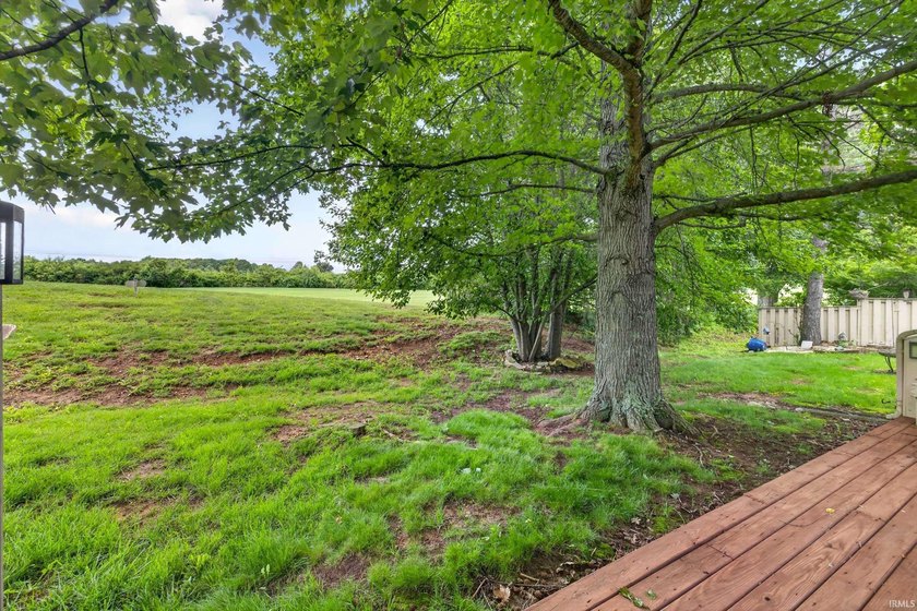 GATED. RELAXING. EASY-LIVINGe enjoy lake life in this recently - photo 31