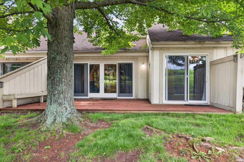 GATED. RELAXING. EASY-LIVINGe enjoy lake life in this recently - photo 32