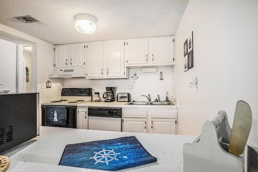 Welcome to Holiday Tower! This 2 bedroom, 2 bath condo would - photo 9