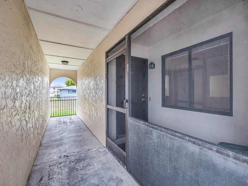 Welcome to this charming corner unit in the Kingsdown community - photo 4