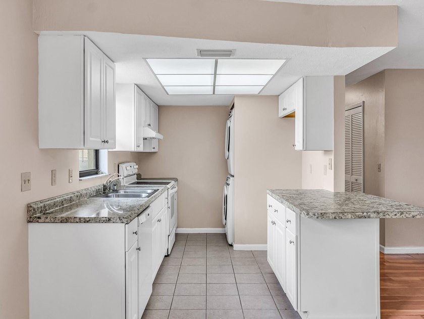 Welcome to this charming corner unit in the Kingsdown community - photo 9