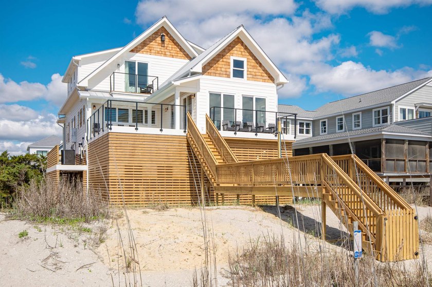 Amazing opportunity for exquisite island living! Located in the - photo 6