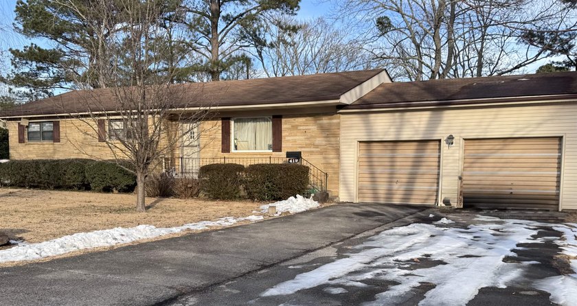 New photos! Welcome to this charming 3-bedroom, 1.5-bath ranch - photo 2