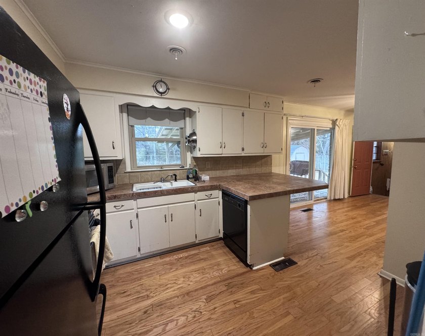 New photos! Welcome to this charming 3-bedroom, 1.5-bath ranch - photo 10