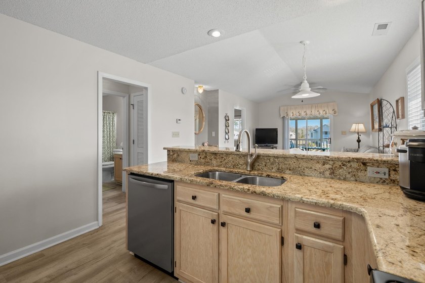 Beautiful Top-Floor 2BR/2BA Condo in Waterway Landing - North - photo 6