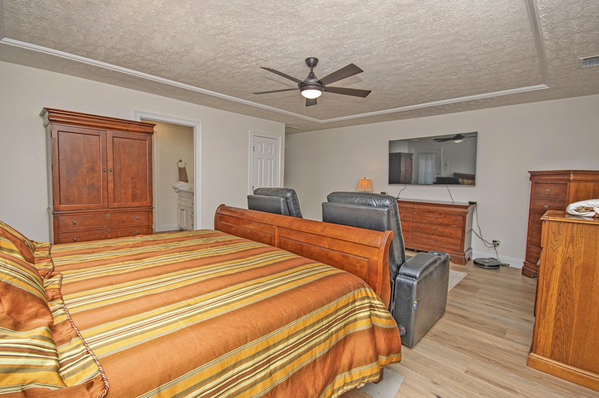 Welcome home to this beautifully updated ranch-style residence - photo 6