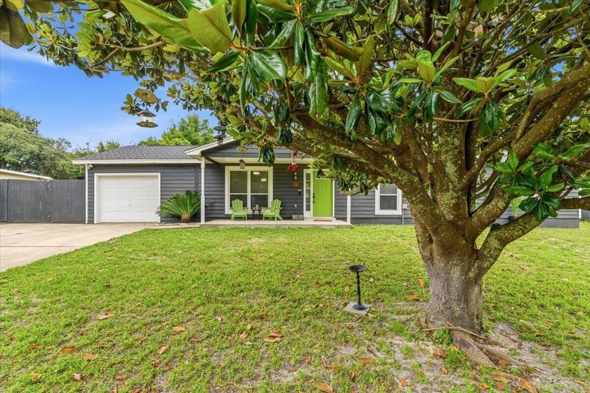 Welcome home to this lovingly maintained 4-bedroom, 2-bathroom - photo 2