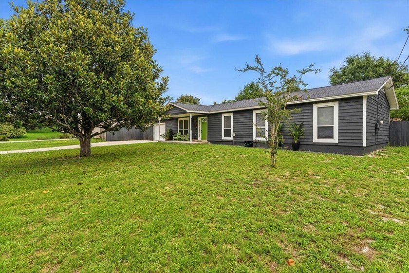 Welcome home to this lovingly maintained 4-bedroom, 2-bathroom - photo 4