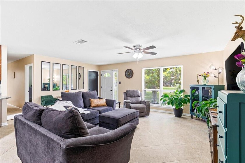 Welcome home to this lovingly maintained 4-bedroom, 2-bathroom - photo 8