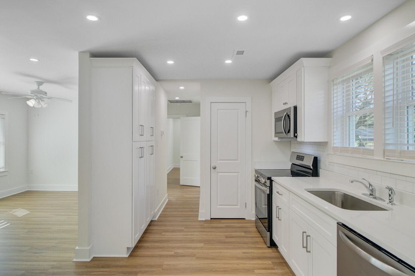 Wonderfully remodeled home with upgraded everything, on a rare - photo 9