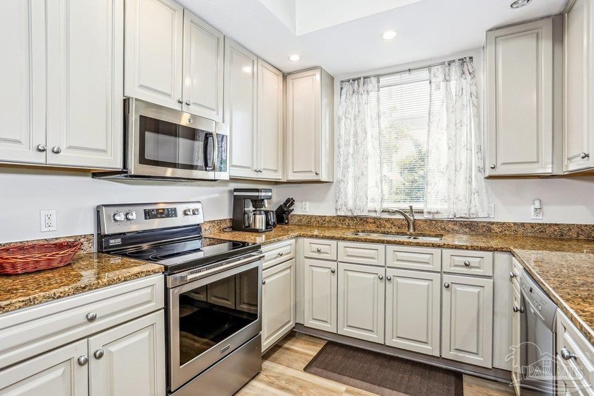 Welcome to this beautifully updated 3-bedroom, 2-bath end unit - photo 11
