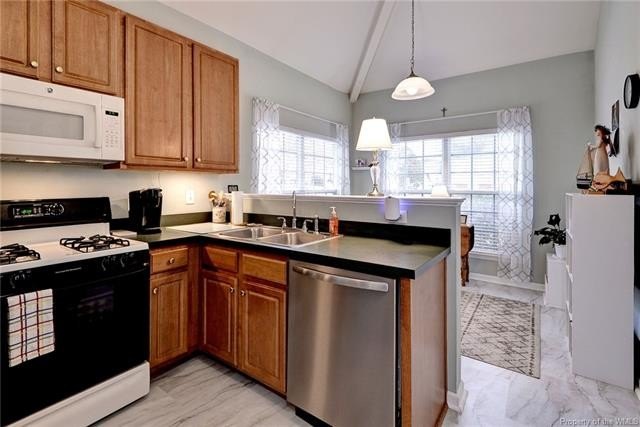 Don't miss this charming 3 Bedroom, 2.5 Bath end-unit townhome - photo 11