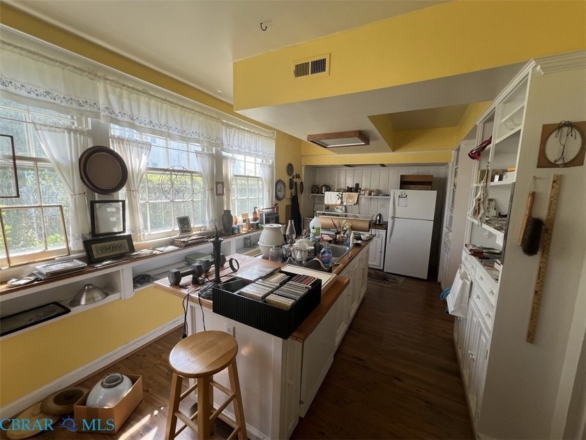Large Victorian home in Historic District on Virginia Street - photo 11