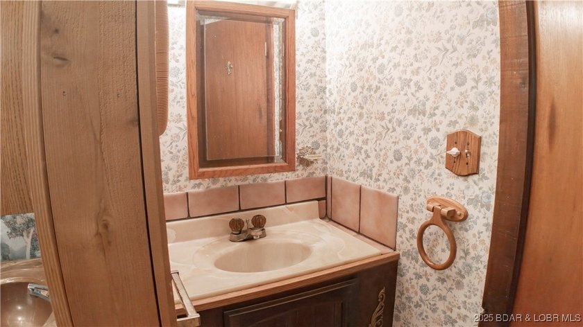 MOTIVATED SELLER! PRICED TO SELL!A spacious 3BR 3BA home with - photo 13
