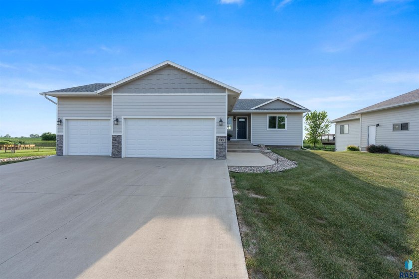 Welcome to this beautifully custom-built 2020 ranch, ideally - photo 3