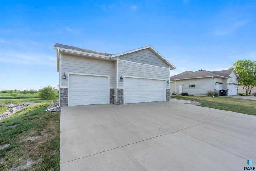 Welcome to this beautifully custom-built 2020 ranch, ideally - photo 4