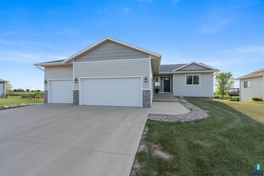 Welcome to this beautifully custom-built 2020 ranch, ideally - photo 5