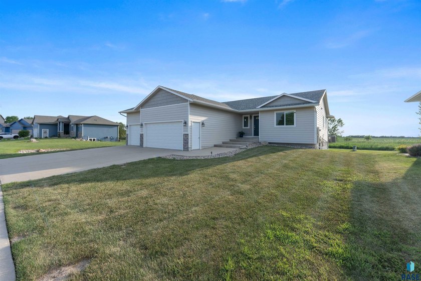 Welcome to this beautifully custom-built 2020 ranch, ideally - photo 6