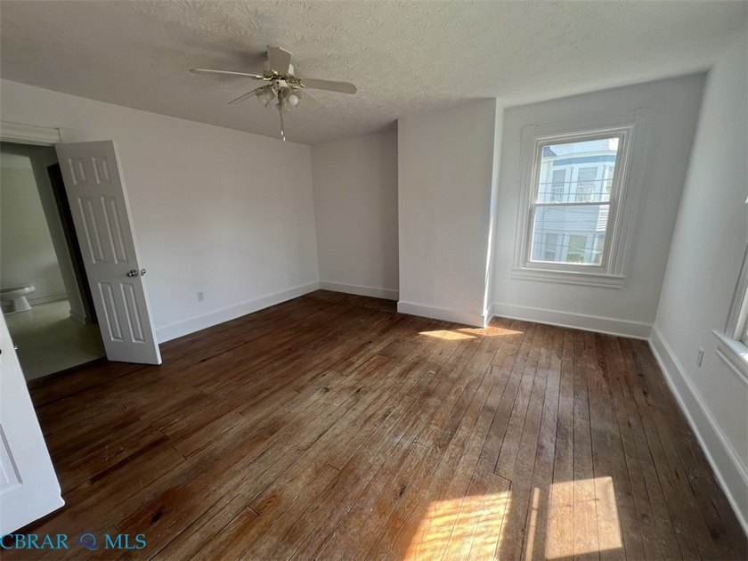 Large Victorian home in Historic District on Virginia Street - photo 25