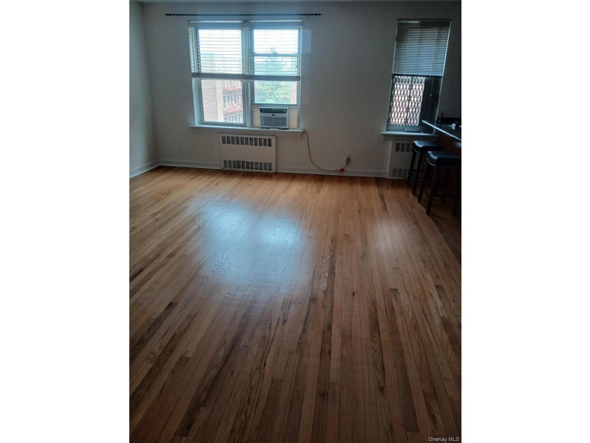 Top Floor Large One Bedroom Apartment, quiet, open kitchen - photo 2