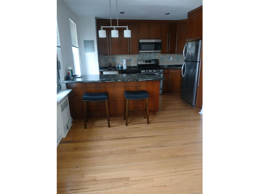 Top Floor Large One Bedroom Apartment, quiet, open kitchen - photo 5