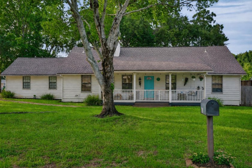 Don't miss this beautifully updated Smart Home with Florida - photo 2