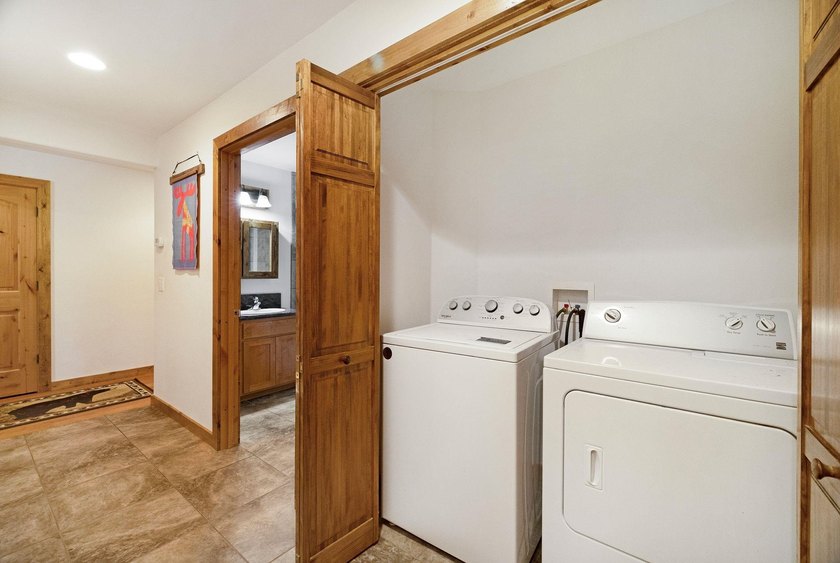 This well-appointed mountain style retreat offers excellent - photo 17