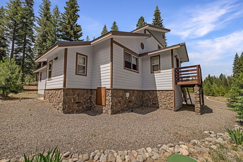 This well-appointed mountain style retreat offers excellent - photo 25