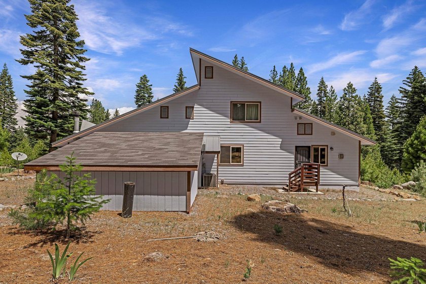 This well-appointed mountain style retreat offers excellent - photo 26