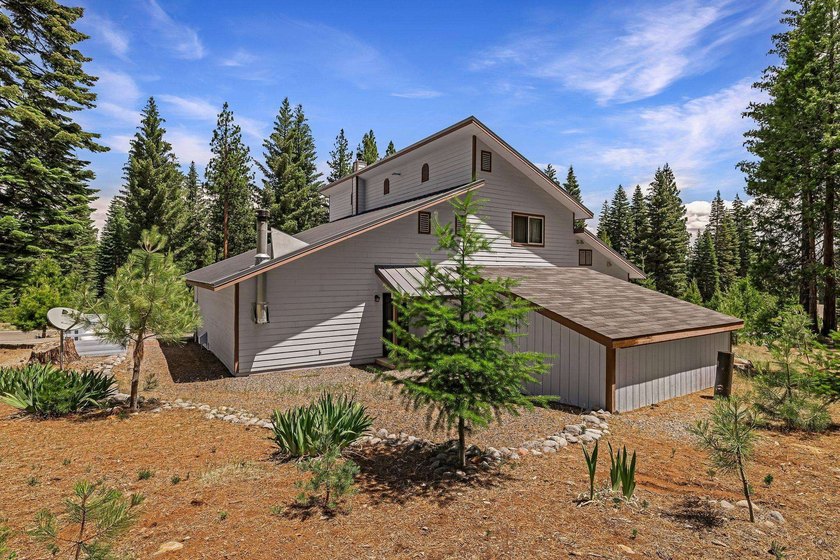 This well-appointed mountain style retreat offers excellent - photo 27