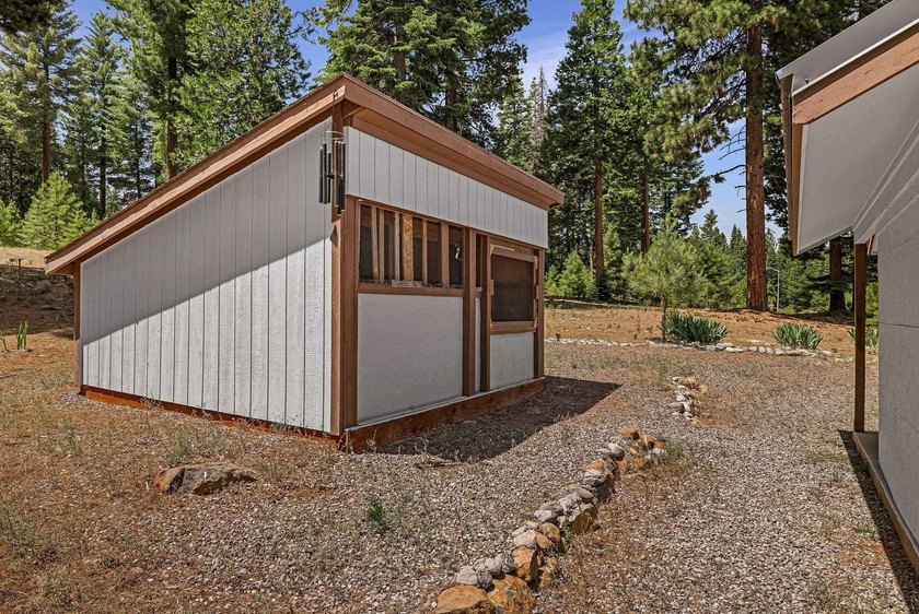 This well-appointed mountain style retreat offers excellent - photo 28