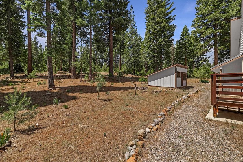 This well-appointed mountain style retreat offers excellent - photo 29