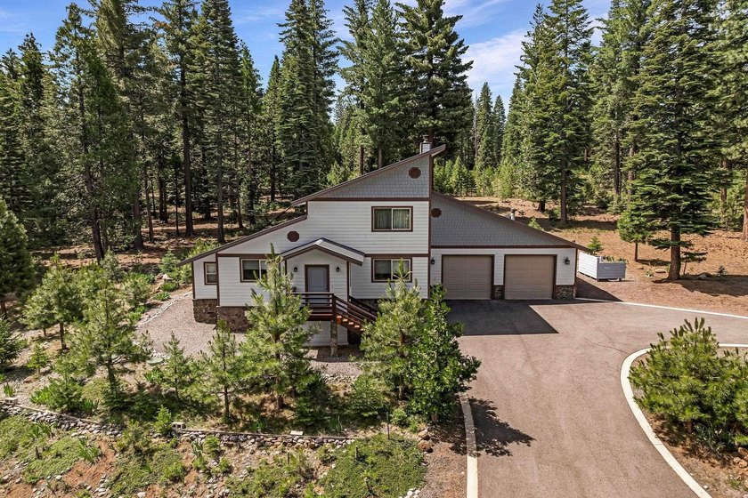 This well-appointed mountain style retreat offers excellent - photo 30