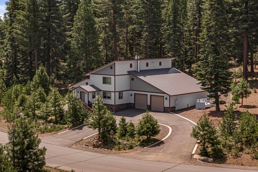This well-appointed mountain style retreat offers excellent - photo 31