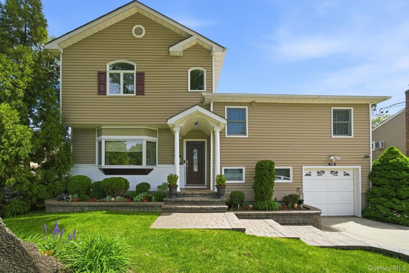 Welcome to Viceroy Estates! This stunning, expanded 4-bedroom - photo 2