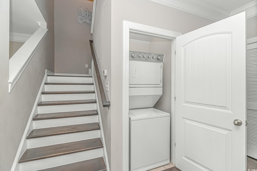This very open and spacious 5-Bedroom, 5-Bath raised beach house - photo 11
