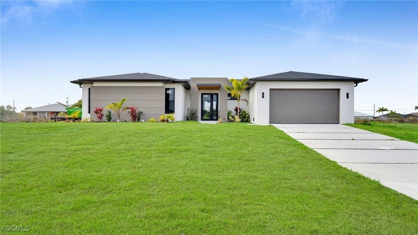 Beautiful home in Cape Coral offering a total of 4 bedrooms and - photo 2