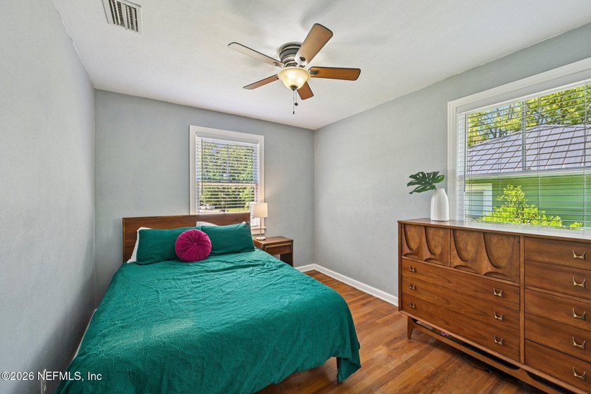 Updated 3-bedroom bungalow on a rare cul-de-sac featuring a new - photo 22