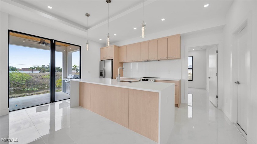 Beautiful home in Cape Coral offering a total of 4 bedrooms and - photo 3