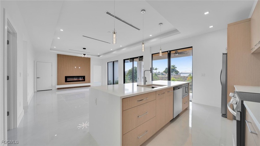 Beautiful home in Cape Coral offering a total of 4 bedrooms and - photo 4