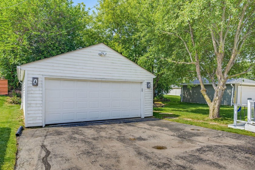 Move right into this beautifully maintained ranch in a fantastic - photo 27