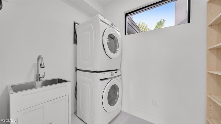 Beautiful home in Cape Coral offering a total of 4 bedrooms and - photo 8
