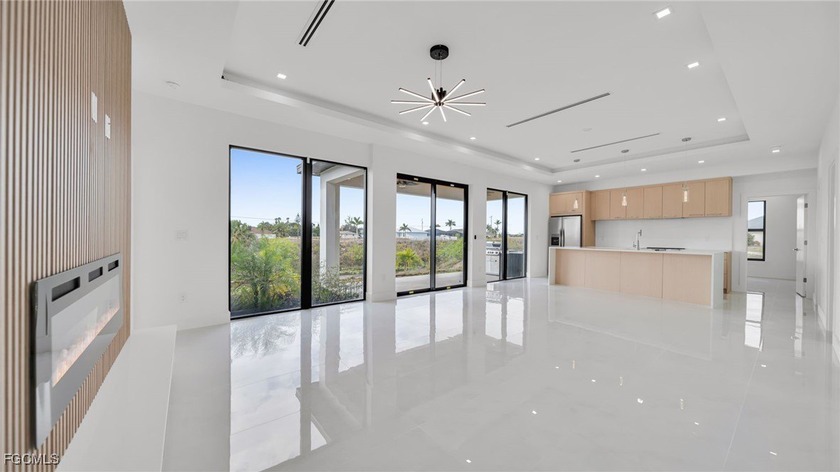 Beautiful home in Cape Coral offering a total of 4 bedrooms and - photo 10