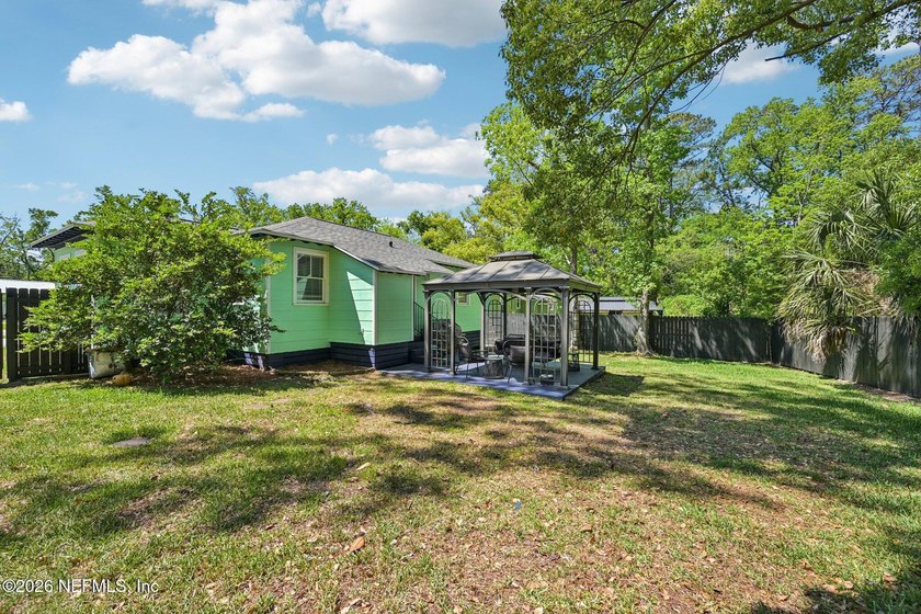 Updated 3-bedroom bungalow on a rare cul-de-sac featuring a new - photo 33
