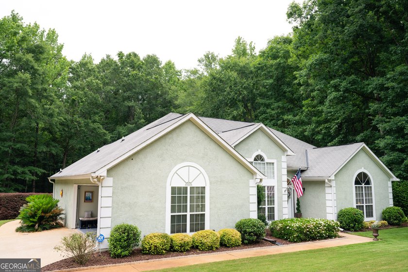Welcome home to this beautifully maintained 4-bedroom, 2-bath - photo 3