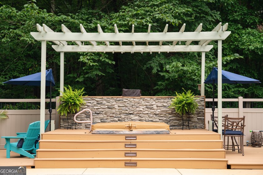 Welcome home to this beautifully maintained 4-bedroom, 2-bath - photo 6