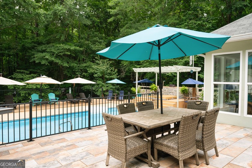 Welcome home to this beautifully maintained 4-bedroom, 2-bath - photo 7