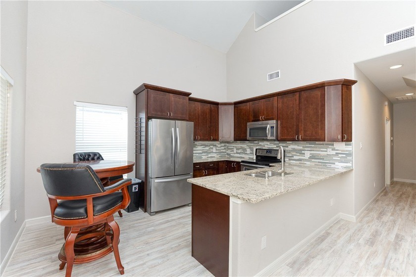 Turn key, coastal charm meets effortless living just minutes - photo 11