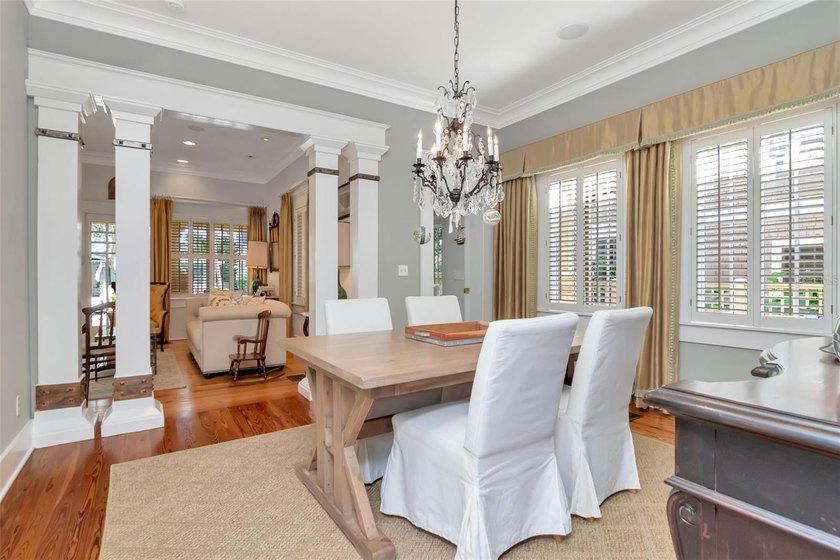 Located in the heart of historic Hyde Park, this beautifully - photo 12