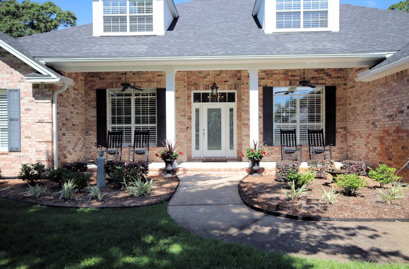 Gorgeous move-in-ready home on an oversized lot! This - photo 3